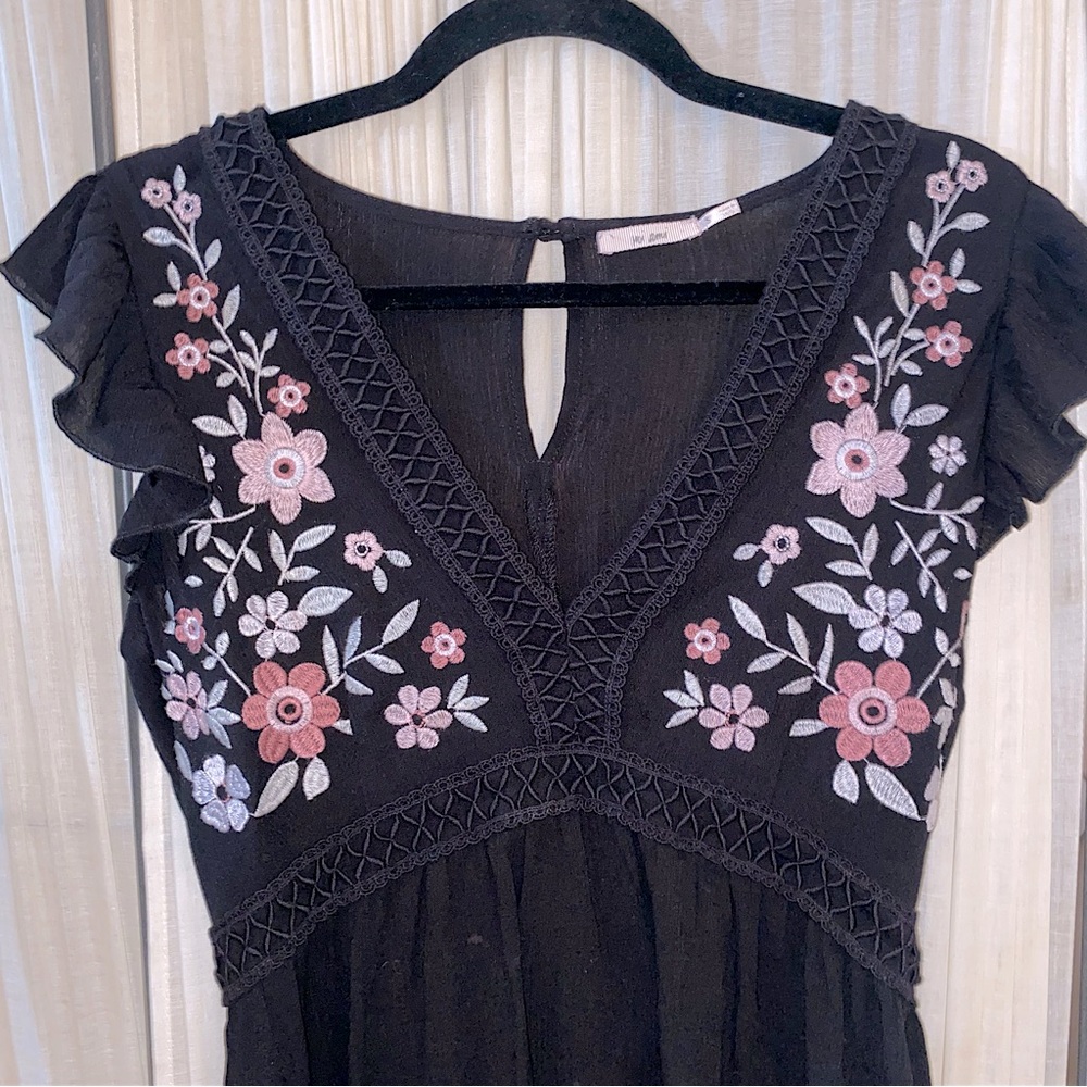 Mi Ami Embroidered Flutter Sleeve Peplum Blouse Size Small - Picture 3 of 9
